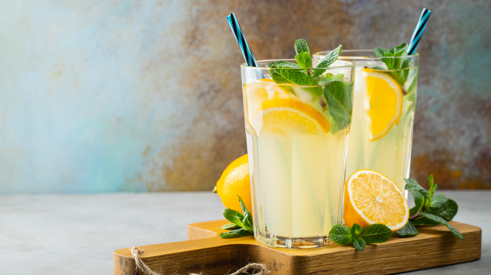 Ladies Drinking Too Much Lemonade Can Be Harmful For Weight Loss